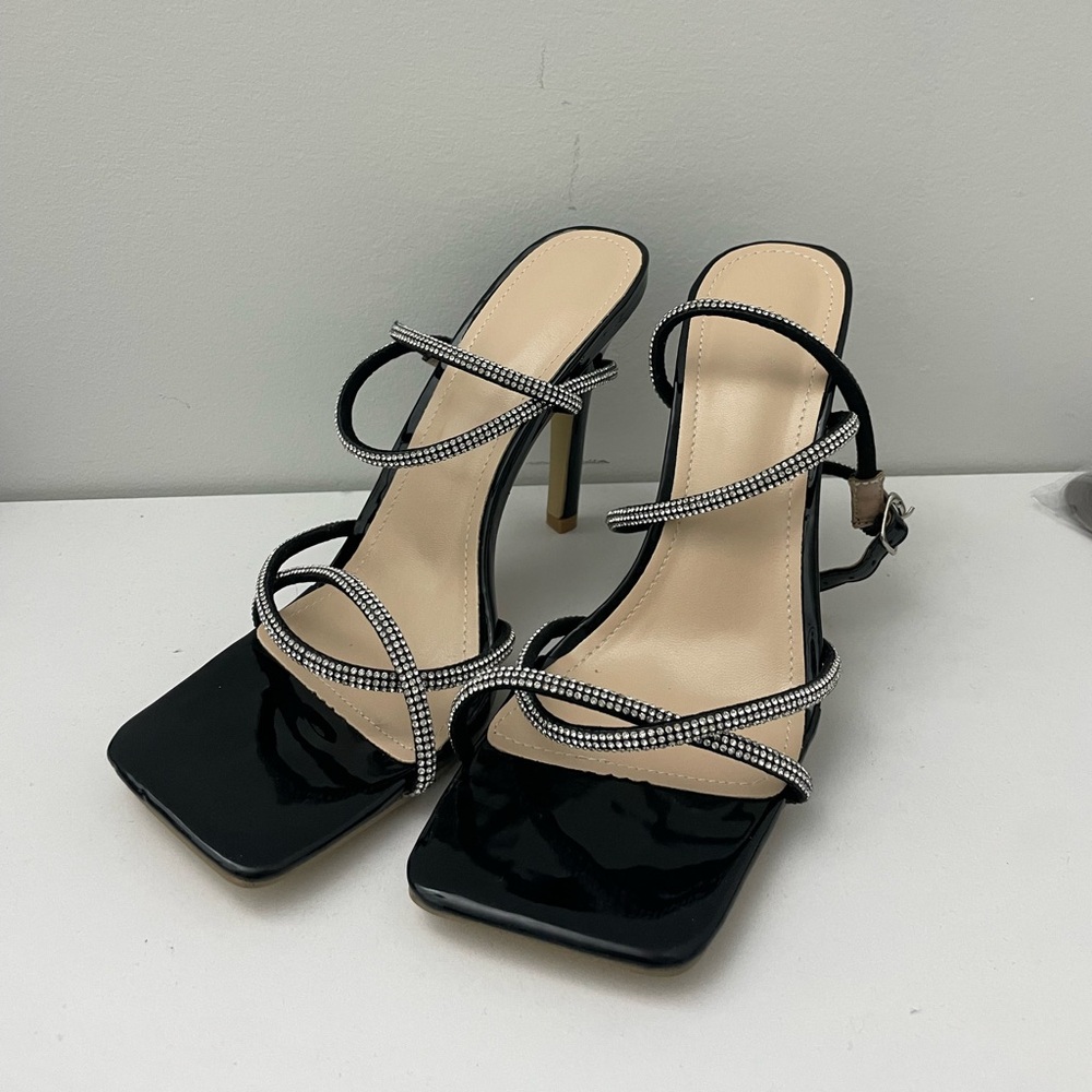 Black sandals heels with straps
